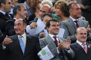 BARCELONA, SPAIN - OCTOBER 25:  FC Barcelona President Joan Laporta (2nd L) applauds as the players enter the pitch during the La Liga match between FC Barcelona and Real Zaragoza at the Camp Nou Stadium on October 25, 2009 in Barcelona, Spain. Barcelona won the match 6-1.  (Photo by Jasper Juinen/Getty Images)