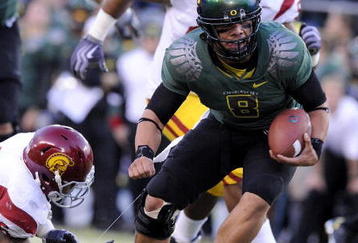 EUGENE, OR - OCTOBER 31: Quarterback Jeremiah Masoli #8 of the Oregon Ducks breaks a tackle of linebacker Malcolm Smith #6 as he heads to the end zone in the first quarter of the game against the USC Trojans at Autzen Stadium on October 31, 2009 in Eugene, Oregon. Masoli threw for 222 yards and a touchdown and ran for 164 more yards with another score as Oregon defeated USC 47-20. (Photo by Steve Dykes/Getty Images)