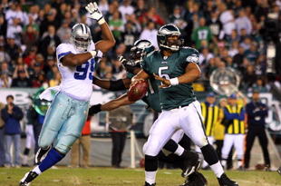 PHILADELPHIA - DECEMBER 28:  Donovan McNabb #5 of the Philadelphia Eagles throws a pass against the Dallas Cowboys on December 28, 2008 at Lincoln Financial Field in Philadelphia, Pennsylvania.  (Photo by Jim McIsaac/Getty Images)