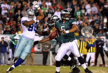 PHILADELPHIA - DECEMBER 28:  Donovan McNabb #5 of the Philadelphia Eagles throws a pass against the Dallas Cowboys on December 28, 2008 at Lincoln Financial Field in Philadelphia, Pennsylvania.  (Photo by Jim McIsaac/Getty Images)