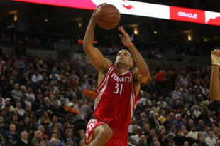 OAKLAND, CA - OCTOBER 28:  Shane Battier #31 of the Houston Rockets shoots the ball during their game against the Golden State Warriors at Oracle Arena on October 28, 2009 in Oakland, California.  (Photo by Ezra Shaw/Getty Images)