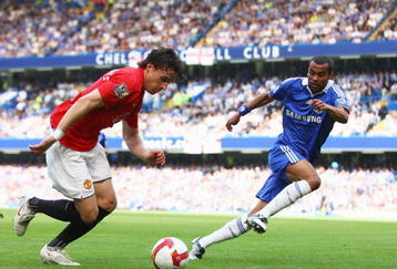 LONDON - SEPTEMBER 21:  Owen Hargreaves of Manchester United takes on Ashley Cole of Chelsea during the Barclays Premier League match between Chelsea and Manchester United at Stamford Bridge on September 21, 2008 in London, England.  (Photo by Mike Hewitt/Getty Images)