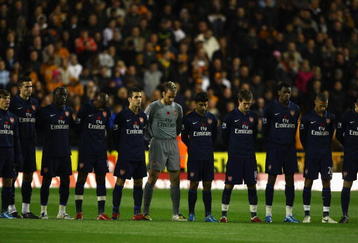 WOLVERHAMPTON, ENGLAND - NOVEMBER 07:  The Arsenal players observe a minutes silence for Rememberance Sunday prior to the Barclays Premier League match between Wolverhampton Wanderers and Arsenal at Molineux on November 7, 2009 in Wolverhampton, England. (Photo by Richard Heathcote/Getty Images)