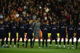WOLVERHAMPTON, ENGLAND - NOVEMBER 07:  The Arsenal players observe a minutes silence for Rememberance Sunday prior to the Barclays Premier League match between Wolverhampton Wanderers and Arsenal at Molineux on November 7, 2009 in Wolverhampton, England. (Photo by Richard Heathcote/Getty Images)