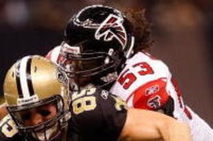 NEW ORLEANS - NOVEMBER 02: David Thomas #85 of the New Orleans Saints runs for a first down against Erik Coleman #26 and Mike Peterson #53 of the Atlanta Falcons during the first quarter of the game at the Louisiana Superdome on November 2, 2009 in New Orleans, Louisiana. (Photo by Chris Graythen/Getty Images)