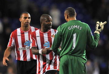 LONDON, ENGLAND - NOVEMBER 07:  Darren Bent of Sunderland speaks to Heurelho Gomes of Tottenham Hotspur as Anton Ferdinand looks on after the Barclays Premier League match between Tottenham Hotspur and Sunderland at White Hart Lane on November 7, 2009 in London, England.  (Photo by Christopher Lee/Getty Images)