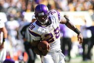 PITTSBURGH - OCTOBER 25:  Running back Adrian Peterson #28 of the Minnesota Vikings runs with the ball for yardage during the NFL game against the Pittsburgh Steelers at Heinz Field on October 25, 2009 in Pittsburgh, Pennsylvania. The Steelers defeated the Vikings 27-17. (Photo by Rick Stewart/Getty Images)