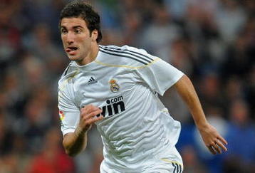 MADRID, SPAIN - OCTOBER 17:  Gonzalo Higuain of Real Madrid runs with the ball during the La Liga match between Real Madrid and Valladolid at Estadio Santiago Bernabeu on October 17, 2009 in Madrid, Spain. Real Madrid won the match 4-2.  (Photo by Jasper Juinen/Getty Images)