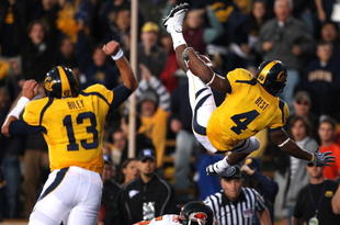 BERKELEY, CA - NOVEMBER 07:  Jahvid Best #4 of the California Golden Bears jumps into the endzone for a touchdown against the Oregon State Beavers at California Memorial Stadium on November 7, 2009 in Berkeley, California.  (Photo by Jed Jacobsohn/Getty Images)