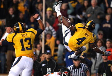 BERKELEY, CA - NOVEMBER 07:  Jahvid Best #4 of the California Golden Bears jumps into the endzone for a touchdown against the Oregon State Beavers at California Memorial Stadium on November 7, 2009 in Berkeley, California.  (Photo by Jed Jacobsohn/Getty Images)