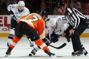 PHILADELPHIA - NOVEMBER 02:  Jeff Carter #17 of the Philadelphia Flyers takes a faceoff against Jeff Halpern #11 of the Tampa Bay Lightning on November 2, 2009 at Wachovia Center in Philadelphia, Pennsylvania.  (Photo by Jim McIsaac/Getty Images)