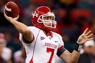 NEW ORLEANS - OCTOBER 17:  Quarterback Case Keenum #7 of the Houston Cougars throws the ball against the Tulane Green Wave at the Louisiana Superdome on October 17, 2009 in New Orleans, Louisiana.  (Photo by Chris Graythen/Getty Images)