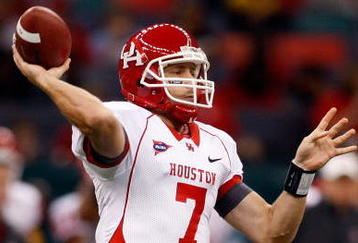 NEW ORLEANS - OCTOBER 17:  Quarterback Case Keenum #7 of the Houston Cougars throws the ball against the Tulane Green Wave at the Louisiana Superdome on October 17, 2009 in New Orleans, Louisiana.  (Photo by Chris Graythen/Getty Images)