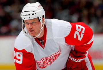 DENVER - OCTOBER 24:  Jason Williams #29 of the Detroit Red Wings awaits a face off against the Colorado Avalanche during NHL action at the Pepsi Center on October 24, 2009 in Denver, Colorado. The Avalanche defeated the Red Wings 3-1.  (Photo by Doug Pensinger/Getty Images)