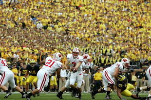 ANN ARBOR, MI - SEPTEMBER 23:  John Stocco #7 of the Wisconsin Badgers hands off to Dywon Rowan #21 against the Michigan Wolverines on September 23, 2006 at Michigan Stadium in Ann Arbor, Michigan. Michigan defeated Wisconsin 27-13.  (Photo by Jonathan Daniel/Getty Images)