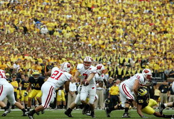 ANN ARBOR, MI - SEPTEMBER 23:  John Stocco #7 of the Wisconsin Badgers hands off to Dywon Rowan #21 against the Michigan Wolverines on September 23, 2006 at Michigan Stadium in Ann Arbor, Michigan. Michigan defeated Wisconsin 27-13.  (Photo by Jonathan Daniel/Getty Images)