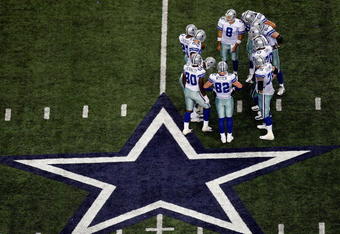 ARLINGTON, TX - NOVEMBER 01:  Quarterback Tony Romo #9 of the Dallas Cowboys huddles the offense at Cowboys Stadium on November 1, 2009 in Arlington, Texas.  (Photo by Ronald Martinez/Getty Images)