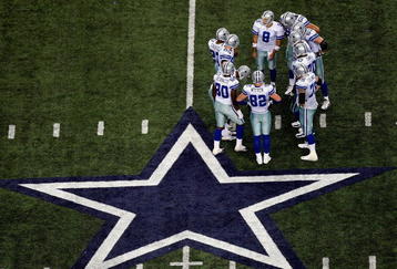 ARLINGTON, TX - NOVEMBER 01:  Quarterback Tony Romo #9 of the Dallas Cowboys huddles the offense at Cowboys Stadium on November 1, 2009 in Arlington, Texas.  (Photo by Ronald Martinez/Getty Images)