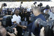 SEATTLE - SEPTEMBER 24: Head Coach Tyrone Willingham of the Washington Huskies (L) shakes hands after the game with Head Coach Charlie Weis of the Notre Dame Fighting Irish on September 24, 2005 at Husky Stadium in Seattle, Washington. The Irish defeated the Huskies 36-17. (Photo by Otto Greule Jr/Getty Images)
