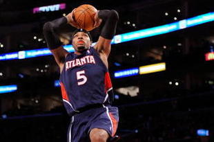 LOS ANGELES, CA - NOVEMBER 01:  Josh Smith #5 of the Atlanta Hawks dunks against the Los Angeles Lakers during the NBA basketball game at Staples Center on November 1, 2009 in Los Angeles, California. NOTE TO USER: User expressly acknowledges and agrees that, by downloading and/or using this Photograph, user is consenting to the terms and conditions of the Getty Images License Agreement.  (Photo by Kevork Djansezian/Getty Images)