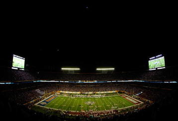 MIAMI - JANUARY 08:  The Oklahoma Sooners take on the Florida Gators during the FedEx BCS National Championship Game at Dolphin Stadium on January 8, 2009 in Miami, Florida.  (Photo by Michael Heiman/Getty Images)