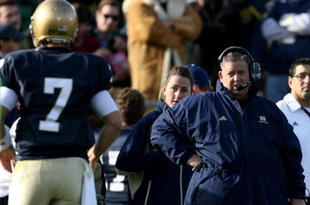 SOUTH BEND, IN - OCTOBER 17: Head coach Charlie Weis of the Notre Dame Fighting Irish looks at quarterback Jimmy Clausen #7 during the second quarter against the USC Trojans at Notre Dame Stadium on October 17, 2009 in South Bend, Indiana. (Photo by Jonathan Daniel/Getty Images)