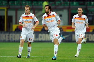 MILAN, ITALY - NOVEMBER 08:  Mirko Vucinic (C) of AS Roma celebrates his goal during the Serie A match between FC Internazionale and AS Roma at Stadio Giuseppe Meazza on November 08, 2009 in Milan, Italy.  (Photo by Valerio Pennicino/Getty Images)