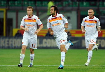 MILAN, ITALY - NOVEMBER 08:  Mirko Vucinic (C) of AS Roma celebrates his goal during the Serie A match between FC Internazionale and AS Roma at Stadio Giuseppe Meazza on November 08, 2009 in Milan, Italy.  (Photo by Valerio Pennicino/Getty Images)