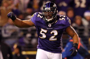 BALTIMORE - DECEMBER 14:  Ray Lewis #52 of the Baltimore Ravens reacts against the Pittsburgh Steelers on December 14, 2008 at M&T Bank Stadium in Baltimore, Maryland. The Steelers defeated the Ravens 13-9.  (Photo by Jim McIsaac/Getty Images)