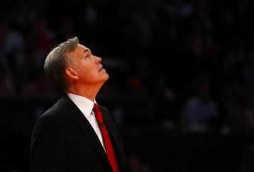 NEW YORK - NOVEMBER 06:  Head coach Mike D'Antoni of the New York Knicks checks the scoreboard after a basket by the Cleveland Cavaliers at Madison Square Garden November 6, 2009 in New York City. NOTE TO USER: User expressly acknowledges and agrees that, by downloading and/or using this Photograph, User is consenting to the terms and conditions of the Getty Images License Agreement.  (Photo by Chris McGrath/Getty Images)