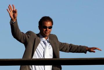 WIMBLEDON, ENGLAND - JULY 05:  Former Wimbledon champion Pete Sampras waves on Day Thirteen of the Wimbledon Lawn Tennis Championships at the All England Lawn Tennis and Croquet Club on July 5, 2009 in London, England.  (Photo by Hamish Blair/Getty Images)