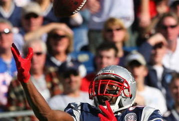 FOXBORO, MA - NOVEMBER 8:  Randy Moss #81 of the New England Patriots catches a pass during a game against the Miami Dolphins at Gillette Stadium on November 8, 2009 in Foxboro, Massachusetts. The Patriots won 27-17. (Photo by Jim Rogash/Getty Images)
