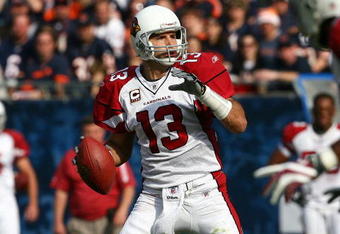 CHICAGO - NOVEMBER 08: Kurt Warner #13 of the Arizona Cardinals looks for a receiver against the Chicago Bears at Soldier Field on November 8, 2009 in Chicago, Illinois. The Cardinals defeated the Bears 41-21. (Photo by Jonathan Daniel/Getty Images)