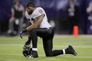 MINNEAPOLIS - OCTOBER 18:  Linebacker Ray Lewis #52 of the Baltimore Ravens looks on during the two minute warning against the Minnesota Vikings during NFL action at Hubert H. Humphrey Metrodome on October 18, 2009 in Minneapolis, Minnesota. The Vikings defeated the Ravens 33-31.  (Photo by Doug Pensinger/Getty Images)