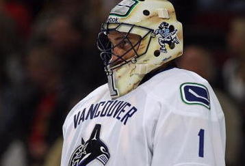 CHICAGO - OCTOBER 21: Roberto Luongo #1 of the Vancouver Canucks awaits the start of play against the Chicago Blackhawks at the United Center on October 14, 2009 in Chicago, Illinois. The Canucks defeated the Blackhawks 3-2. (Photo by Jonathan Daniel/Getty Images)