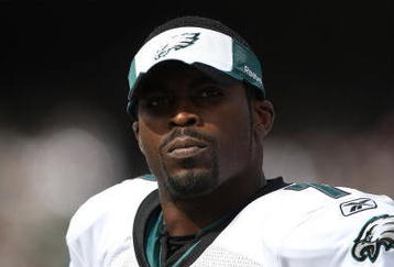 OAKLAND, CA - OCTOBER 18:  Michael Vick #7 of the Philadelphia Eagles looks on against the Oakland Raiders during an NFL game at the Oakland-Alameda County Coliseum on October 18, 2009 in Oakland, California. California.  (Photo by Jed Jacobsohn/Getty Images)