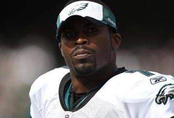 OAKLAND, CA - OCTOBER 18:  Michael Vick #7 of the Philadelphia Eagles looks on against the Oakland Raiders during an NFL game at the Oakland-Alameda County Coliseum on October 18, 2009 in Oakland, California. California.  (Photo by Jed Jacobsohn/Getty Images)