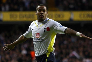 LONDON, ENGLAND - NOVEMBER 07:  Tom Huddlestone of Tottenham Hotspur celebrates after scoring during the Barclays Premier League match between Tottenham Hotspur and Sunderland at White Hart Lane on November 7, 2009 in London, England.  (Photo by Ian Walton/Getty Images)
