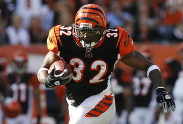 CINCINNATI - NOVEMBER 8: Cedric Benson #32 of the Cincinnati Bengals runs against the Baltimore Ravens at Paul Brown Stadium on November 8, 2009 in Cincinnati, Ohio.  (Photo by John Sommers II/Getty Images)