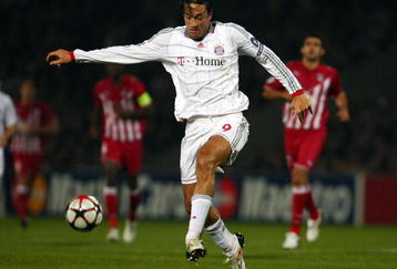 BORDEAUX, FRANCE - OCTOBER 21:  Luca Toni of FC Bayern Muenchen in action during the UEFA Champions League Group A match between Bordeaux and FC Bayern Muenchen at the Stade Chaban-Delmas on October 21, 2009 in Bordeaux, France.  (Photo by Clive Rose/Getty Images)