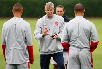 LONDON COLNEY, ENGLAND - AUGUST 25:  Arsenal manager, Arsene Wenger talks to his players during an Arsenal Training Session at London Colney on August 25, 2009 in London Colney, England.  (Photo by Paul Gilham/Getty Images)