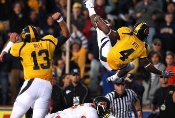 BERKELEY, CA - NOVEMBER 07:  Jahvid Best #4 of the California Golden Bears jumps into the endzone for a touchdown against the Oregon State Beavers at California Memorial Stadium on November 7, 2009 in Berkeley, California.  (Photo by Jed Jacobsohn/Getty Images)