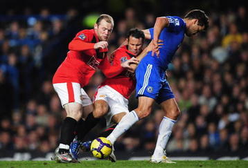 LONDON, ENGLAND - NOVEMBER 08:  Michael Ballack of Chelsea battles for the ball with Wayne Rooney (L) and Ryan Giggs of Manchester United during the Barclays Premier League match between Chelsea and Manchester United at Stamford Bridge on November 8, 2009 in London, England.  (Photo by Clive Mason/Getty Images)
