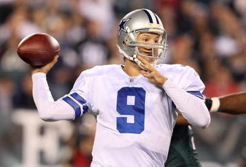 PHILADELPHIA - NOVEMBER 08:  Tony Romo #9 of the Dallas Cowboys throws a pass against the Philadelphia Eagles at Lincoln Financial Field on November 8, 2009 in Philadelphia, Pennsylvania.  (Photo by Al Bello/Getty Images)