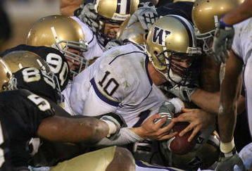SOUTH BEND, IN - OCTOBER 03: Members of the Notre Dame Fighting Irish defense stop Jake Locker #10 of the Washington Huskies on third down at the goal line in the 4th quarter on October 3, 2009 at Notre Dame Stadium in South Bend, Indiana. Notre Dame defeated Washington 37-30 in overtime. (Photo by Jonathan Daniel/Getty Images)