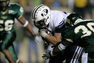 FORT COLLINS, CO - NOVEMBER 01:  Dennis Pitta #32 of the Brigham Young Cougars lunges into the endzone with his game winning 17 yard touchdown with :22 seconds remaining as Gerard Thomas #30 of the Colorado State Rams defends at Sonny Lubick Field at Hughes Stadium on November 1, 2008 in Fort Collins, Colorado. BYU defeated CSU 45-42.  (Photo by Doug Pensinger/Getty Images)