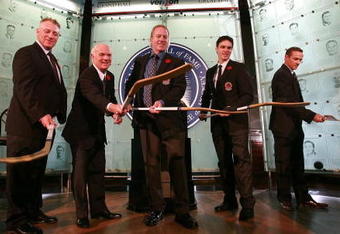 TORONTO, ON - NOVEMBER 09: (L-R) Brett Hull, Lou Lamoriello, Brian Leetch, Luc Robitaille, and Steve Yzerman pose for the media at the Hockey Hall of Fame Induction Photo Opportunity at the Hockey Hall of Fame on November 9, 2009 in Toronto, Canada.  (Photo by Bruce Bennett/Getty Images)