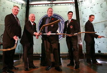 TORONTO, ON - NOVEMBER 09: (L-R) Brett Hull, Lou Lamoriello, Brian Leetch, Luc Robitaille, and Steve Yzerman pose for the media at the Hockey Hall of Fame Induction Photo Opportunity at the Hockey Hall of Fame on November 9, 2009 in Toronto, Canada.  (Photo by Bruce Bennett/Getty Images)