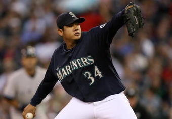 SEATTLE - SEPTEMBER 18:  Starting pitcher Felix Hernandez #34 of the Seattle Mariners pitches against the New York Yankees on September 18, 2009 at Safeco Field in Seattle, Washington. (Photo by Otto Greule Jr/Getty Images)