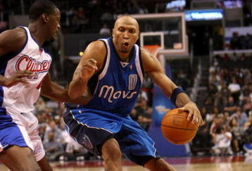 LOS ANGELES - OCTOBER 31: Shawn Marion #0 of the Dallas Mavericks drives against the Los Angeles Clippers on October 31, 2009 at Staples Center in Los Angeles, California.  NOTE TO USER: User expressly acknowledges and agrees that, by downloading and/or using this Photograph, user is consenting to the terms and conditions of the Getty Images License Agreement. (Photo by Stephen Dunn/Getty Images)